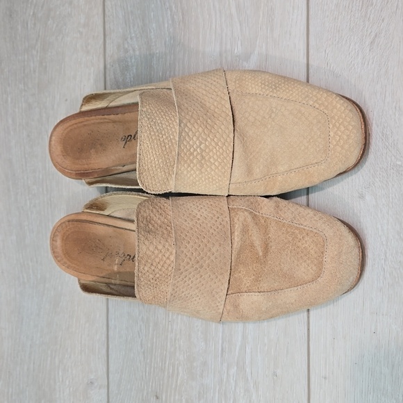 Free People Women At Ease Snakeskin Beige Leather Loafer Mule shoes sz 8.5 - Picture 4 of 16